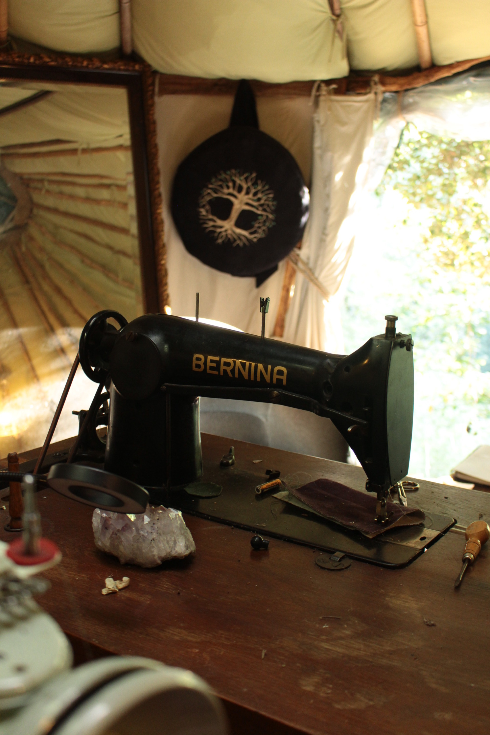 atelier dans la yourte avec une machine à coudre ancienne bernina