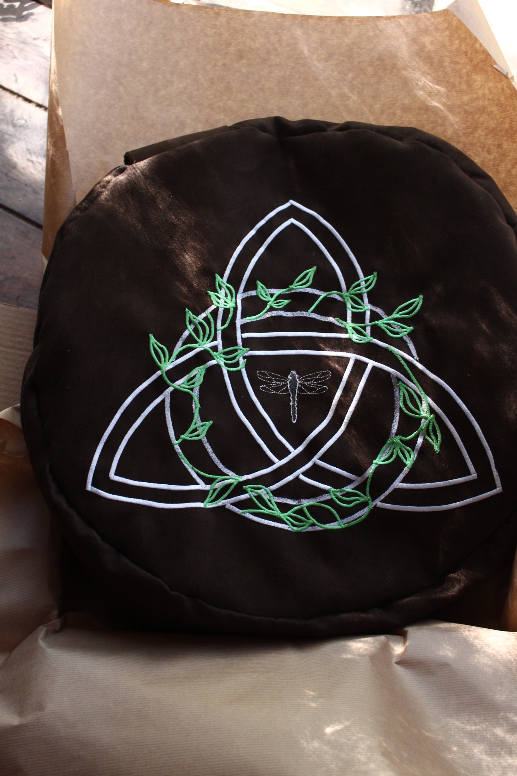 sac pour tambour chamanique avec broderie triquetra